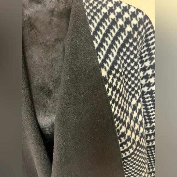 Elegant Black and White Poncho (One Size) no brand but a lot of style! 🖤🤍 - Picture 4 of 5